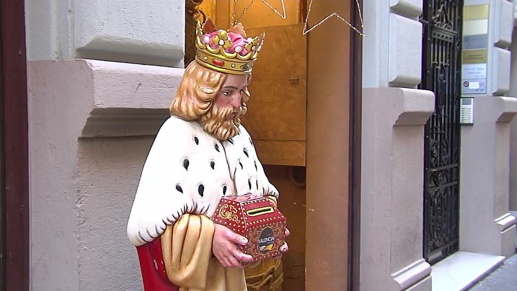Roban una figura del rey mago Baltasar en el centro de Valencia con las cartas depositadas por los niños