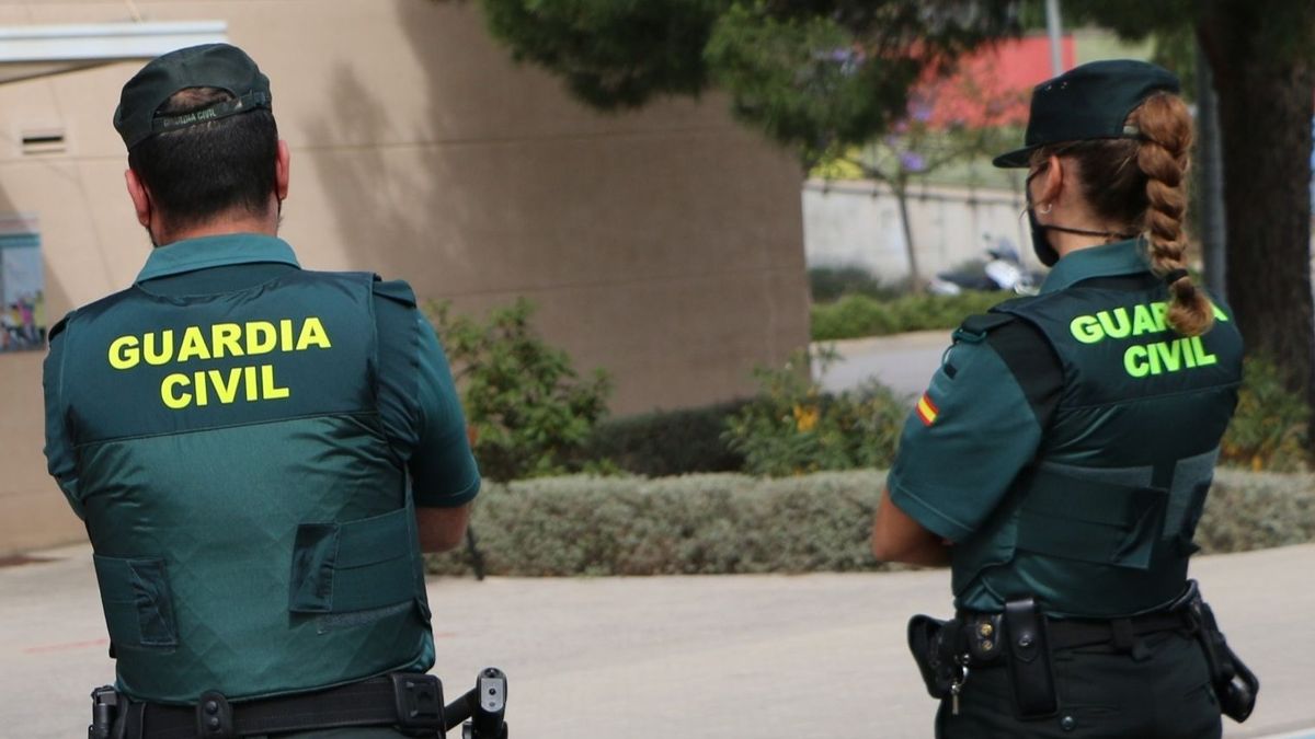 Agentes de la Guardia Civil. Agentes de la Guardia Civil.