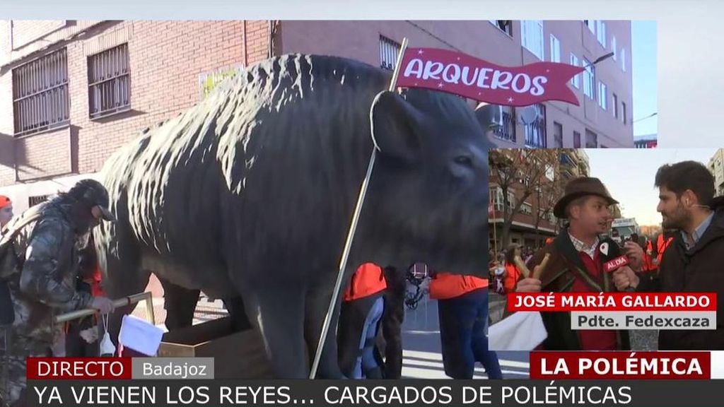 Una carroza de cazadores desata la polémica en la Cabalgata de Reyes de Badajoz