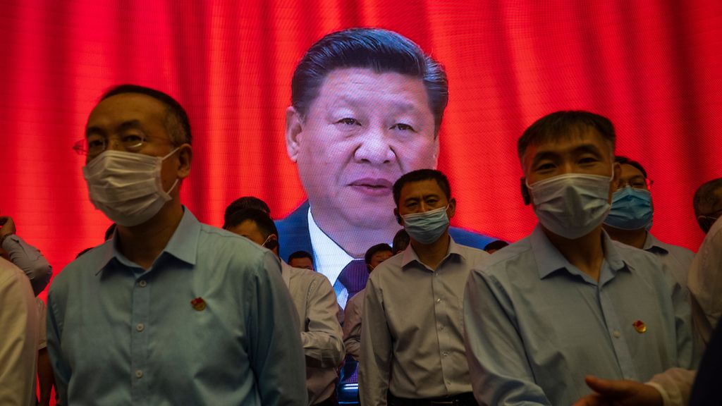 Ciudadanos chinos pendientes de un discurso de Xi Jinping