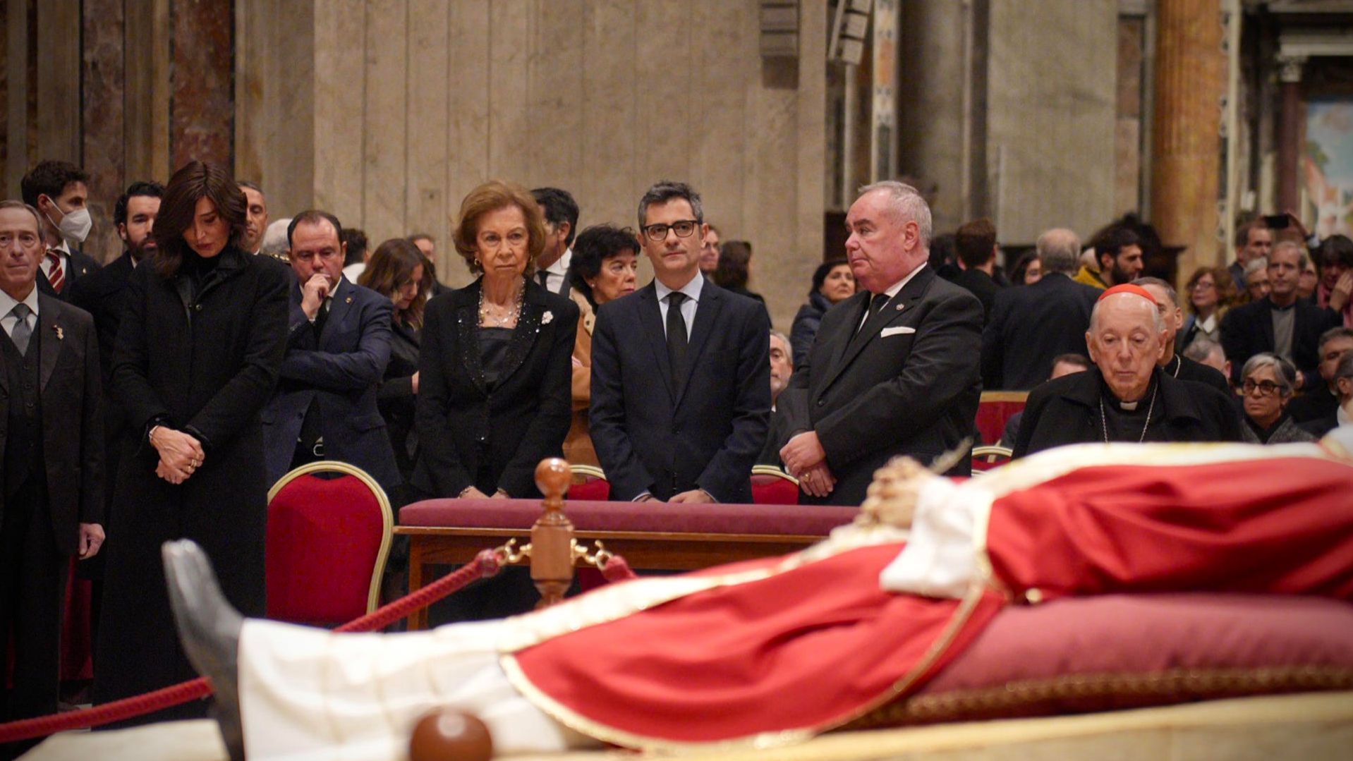 Doña Sofía y el ministro Bolaños visitan la capilla ardiente de Benedicto XVI