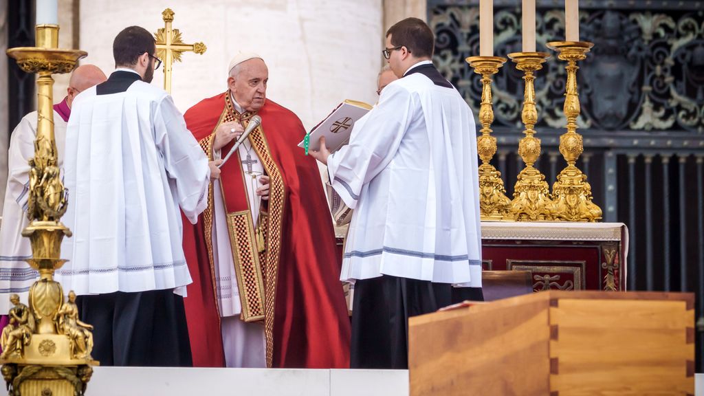 El Papa Francisco en el funeral de Benedicto XVI
