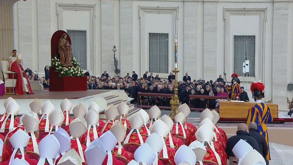 El Papa Francisco preside el funeral por el Papa Benedicto XVI