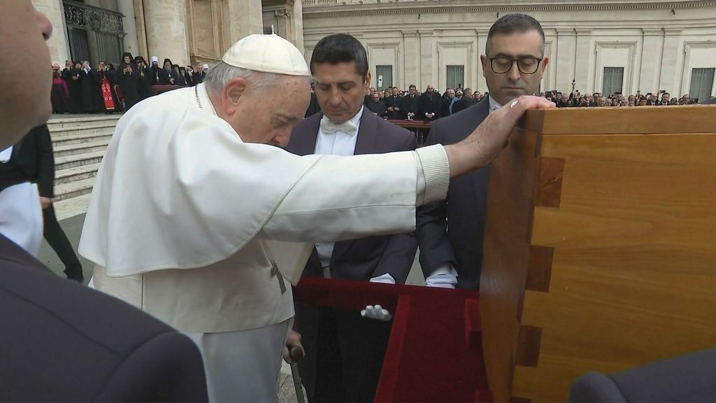 El Papa Francisco se despide de Benedicto XVI en el Vaticano posando su mano en el féretro