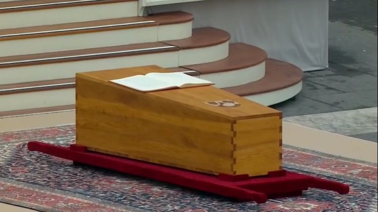 El féretro de Benedicto XVI.