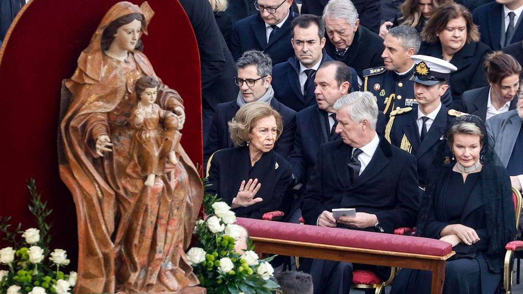 La reina emérita, Sofía, de luto y en primera fila la misa de despedida a Benedicto XVI en el Vaticano