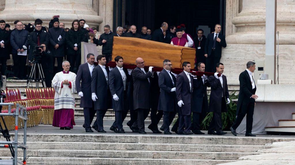 Los restos mortales de Benedicto XVI, justo antes de arrancar la ceremonia