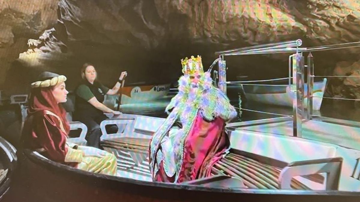 Los Reyes Magos de Oriente llegan a la Vall d´Uixó a bordo de una barca por les Coves de Sant Josep Los Reyes Magos de Oriente llegan a la Vall d´Uixó a bordo de una barca por les Coves de Sant Josep