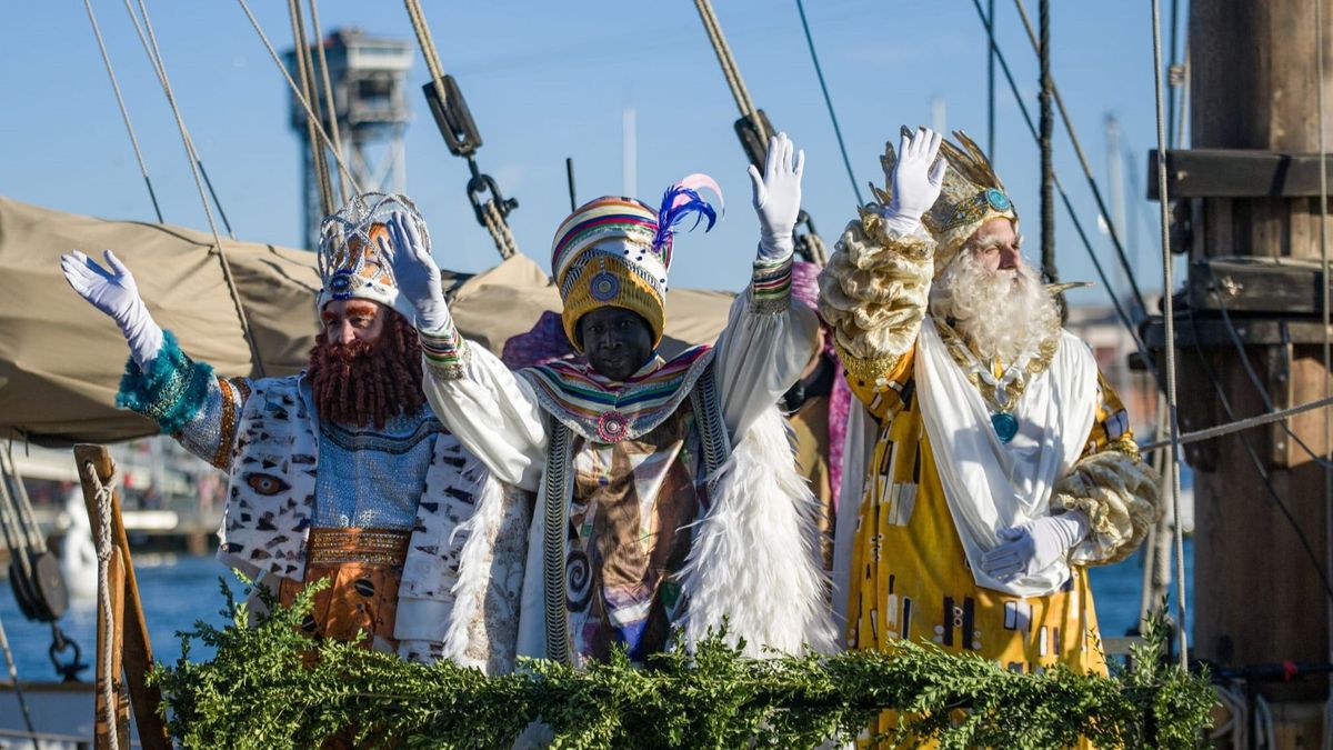 Los Reyes Magos en su tradicional llegada a Barcelona a bordo del pailebote Santa Eulàlia