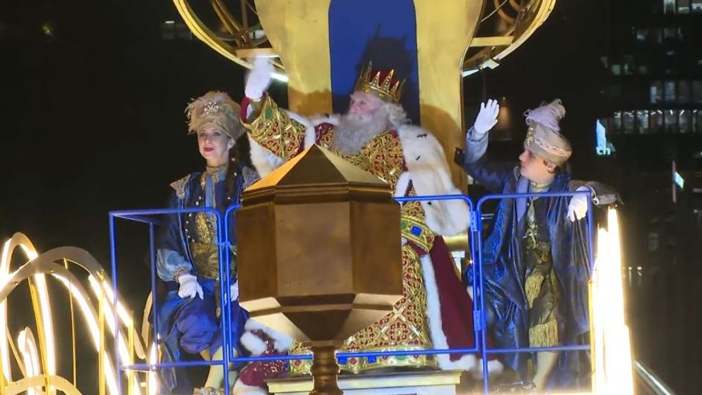 Los Reyes Magos traen un mensaje de paz y llenan de ilusión a los más pequeños