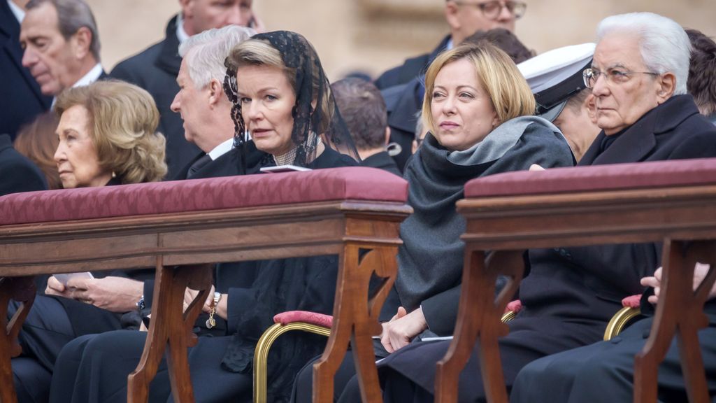Matilde de Bélgica se ha sentado junto a Giorgia Meloni y Sergio Mattarella, primera ministra italiana y presidente de Italia