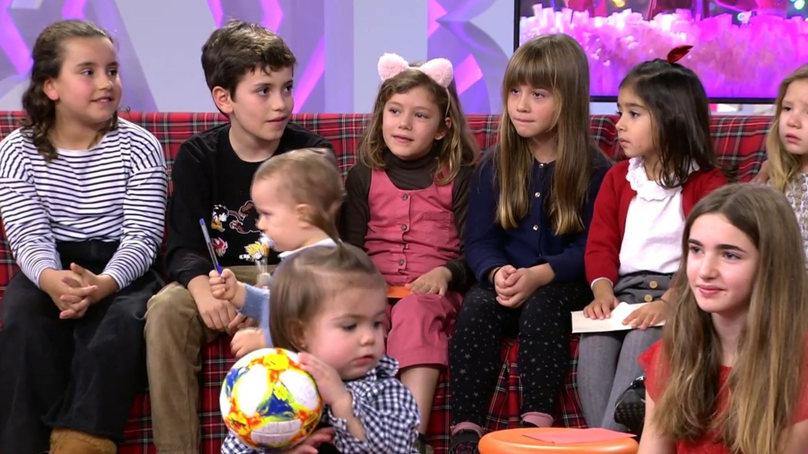 Los hijos de los trabajadores de AR en plató.