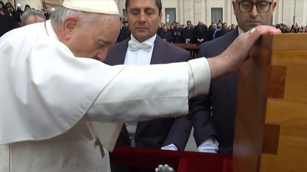 El papa Francisco ante el féretro de Benedicto XVI 