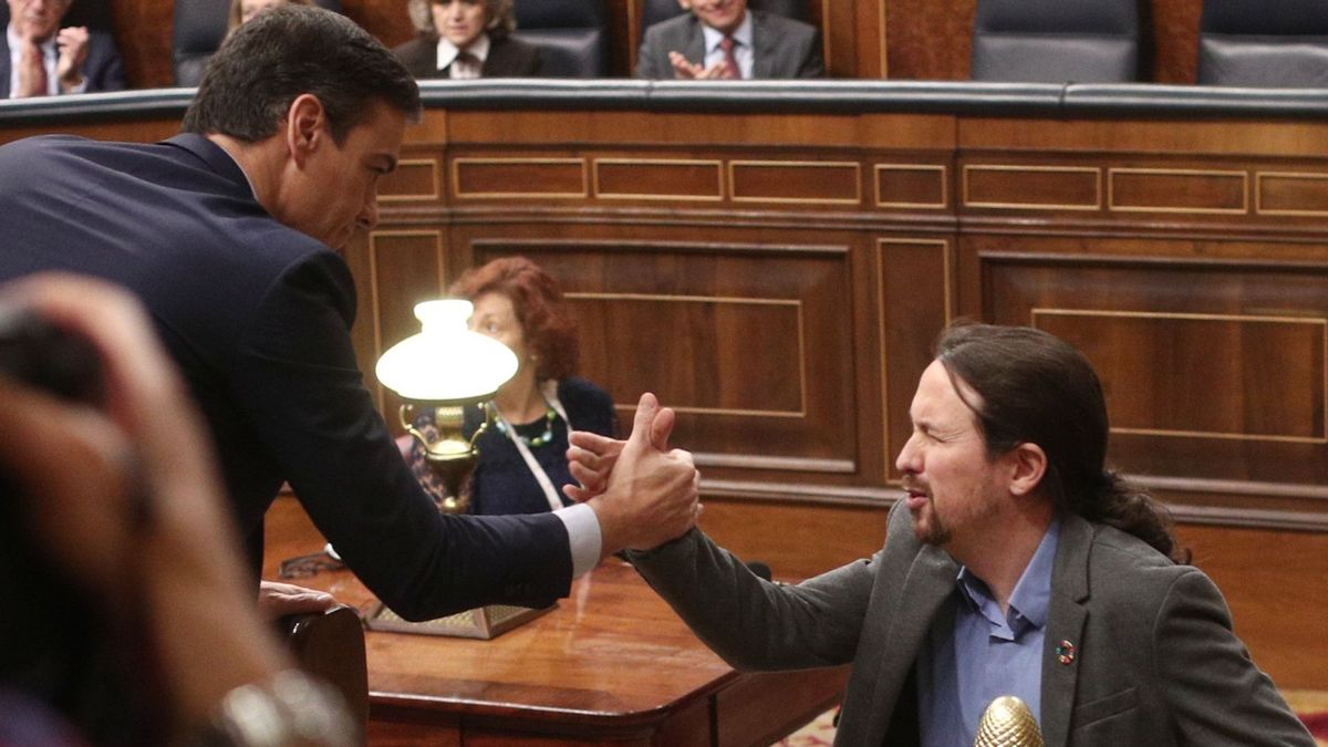 Pedro Sánchez y Pablo Iglesias se saludan el 7 de enero de 2020