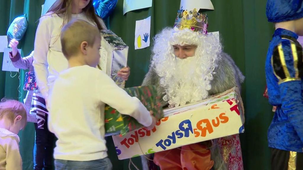 La magia de la Navidad y los Reyes Magos ilumina la cara de los niños ucranianos