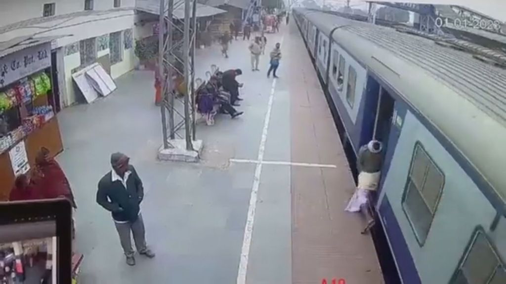 Un empleado de seguridad salva in extremis a una mujer a punto de morir aplastada por un tren en India