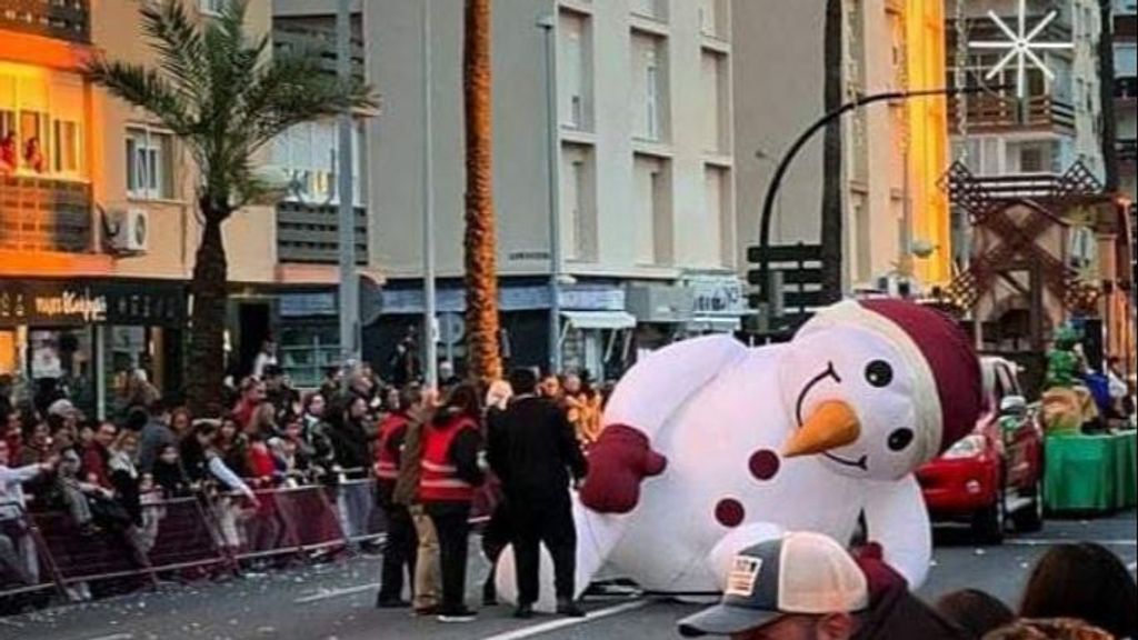 Un muñeco de nieve totalmente deshinchado toma el relevo del 'oso perjudicado' en la cabalgata de Cádiz