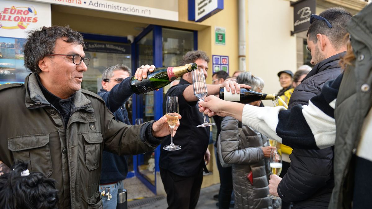 Agraciados con el primer premio caído en Girona Agraciados con el primer premio caído en Girona