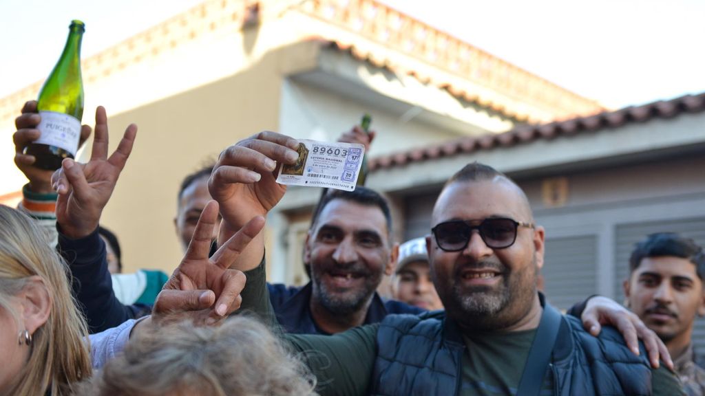 Agraciados con el primer premio del Sorteo Extraordinario de la Lotería del Niño celebran su suerte en el supermercado Alexis del barrio del Culubret