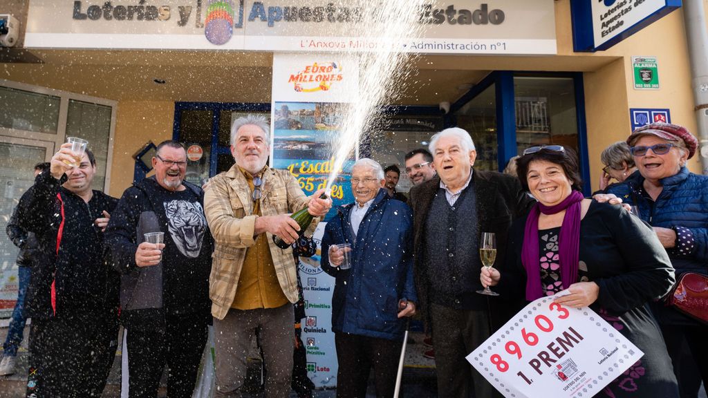 La Escala, en Girona, reparte íntegramente el 89.603, primer premio de la Lotería del Niño 2023