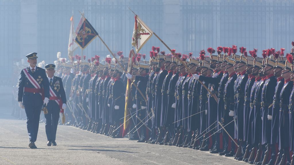 El rey pasa revista a las tropas en la Pascua Militar