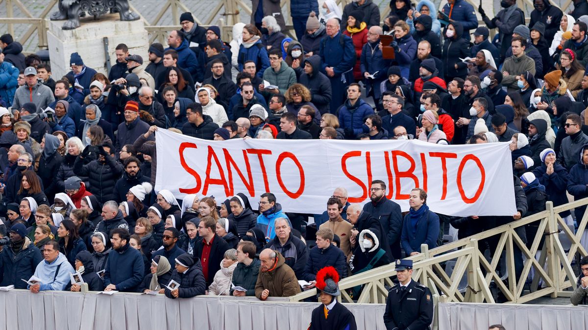 Los fieles sostienen una pancarta donde piden que se canonice pronto a Benedicto XVI. Los fieles sostienen una pancarta donde piden que se canonice pronto a Benedicto XVI.