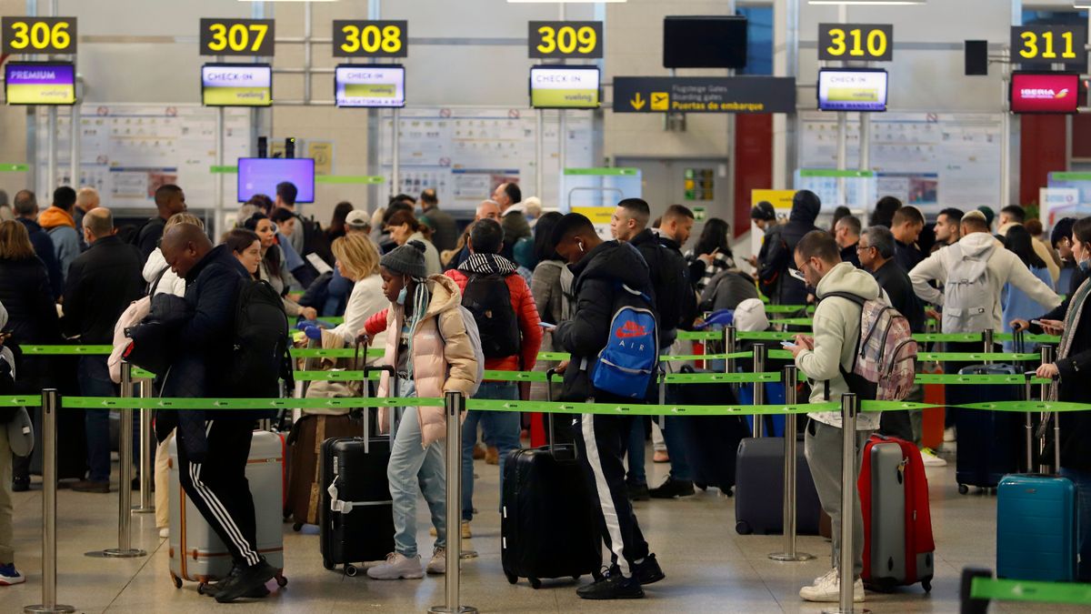 Cientos de personas llenan el aeropuerto de Málaga Costa del Sol, en la Operación salida Navidad 2022, donde sé prevé más de 4 millones de desplazamientos en la comunidad andaluza a 23 de diciembre de 2022 en Málaga, Andalucía. Cientos de personas llenan el aeropuerto de Málaga Costa del Sol, en la Operación salida Navidad 2022, donde sé prevé más de 4 millones de desplazamientos en la comunidad andaluza a 23 de diciembre de 2022 en Málaga, Andalucía.