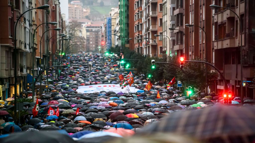 Decenas de miles de manifestantes reclaman el fin de "la etapa del alejamiento" de los presos de ETA