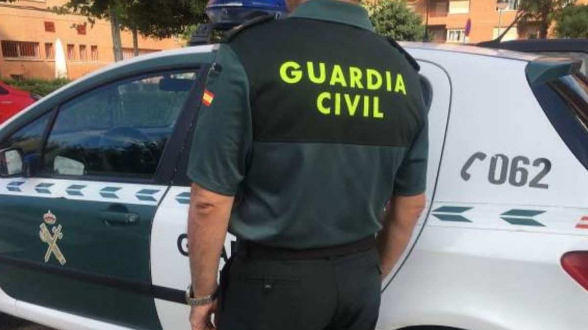 Dispositivos de la Policía local de Lorca, dotaciones de la Guardia Civil y Protección Civil de Lorca se han desplazado para rescatar al montañero
