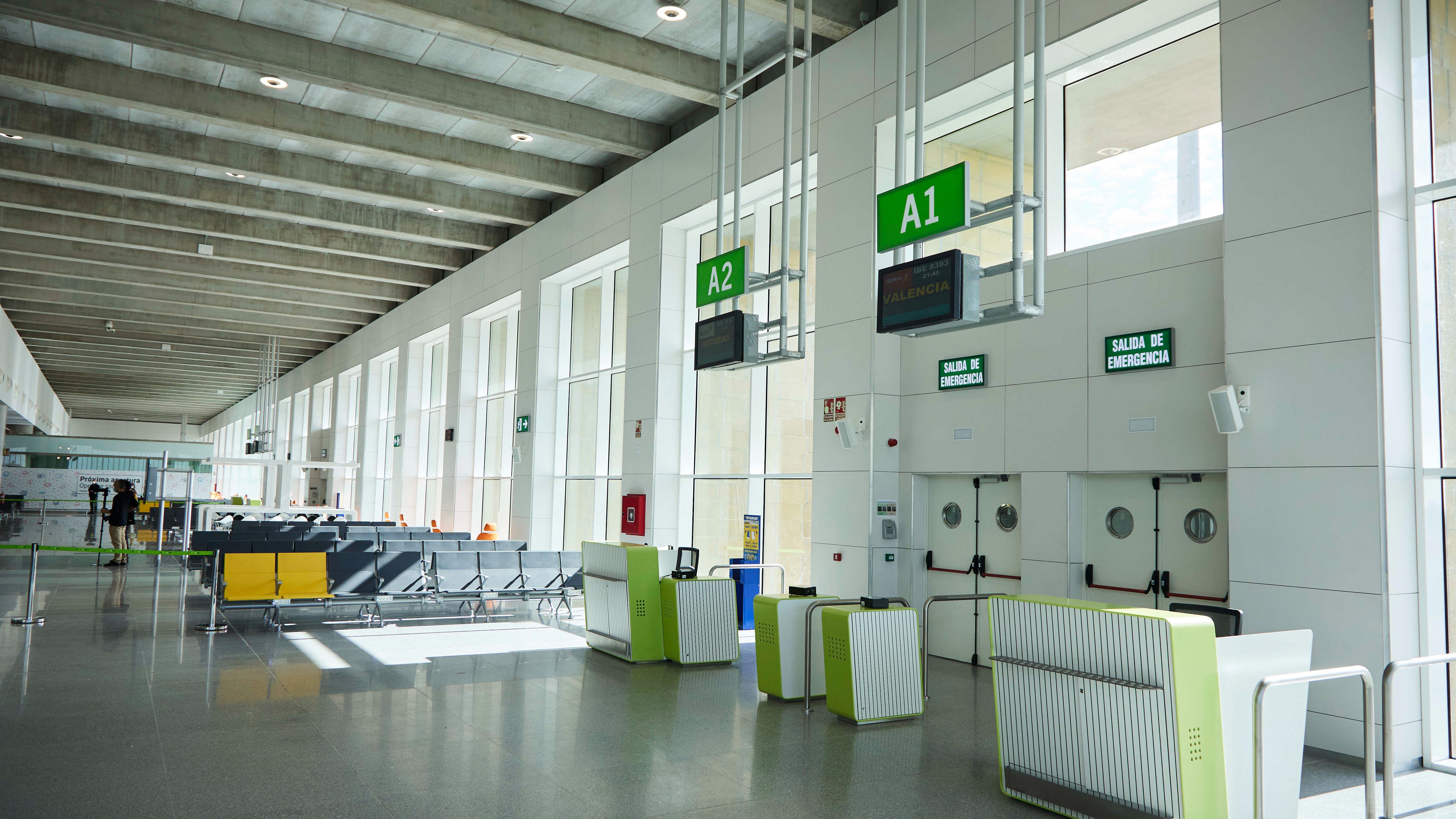 La espesa niebla obliga a desviar una decena de vuelos con destino al aeropuerto de Sevilla