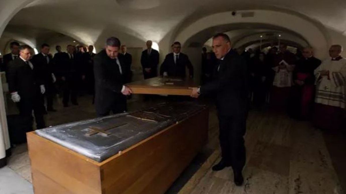 La tumba de Benedicto XVI se abrirá al público a partir de este domingo
