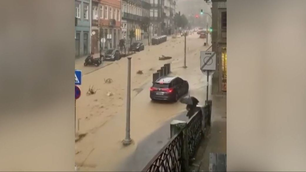 Fortes chuvas inundam ruas da baixa do Porto