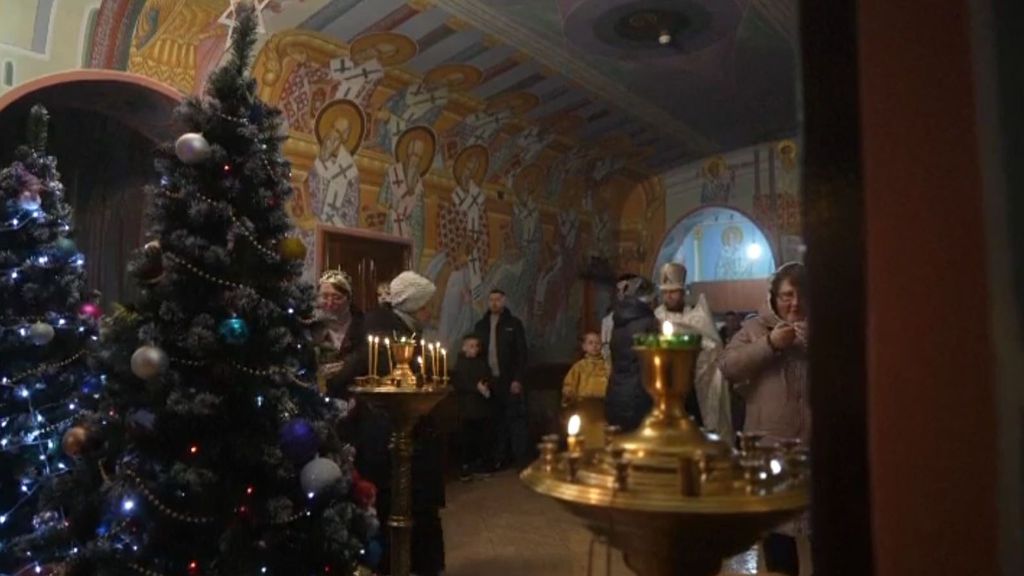 Los sótanos de las iglesias acogen a los fieles ucranianos en la Nochebuena ortodoxa