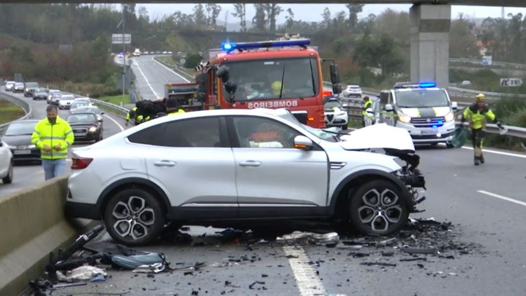 Muere un hombre de 41 años al chocar su coche contra otro que saltó la mediana en Pontevedra