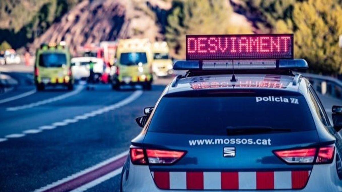 Un coche de Mossos d'Esquadra y ambulancias del Sistema d'Emergències Mèdiques (SEM) durante un accidente de tráfico en una imagen de archivo