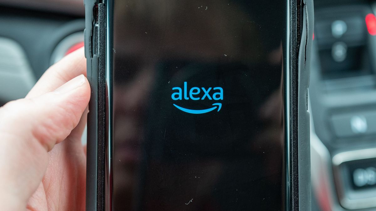 Un hombre utiliza Alexa en su teléfono móvil