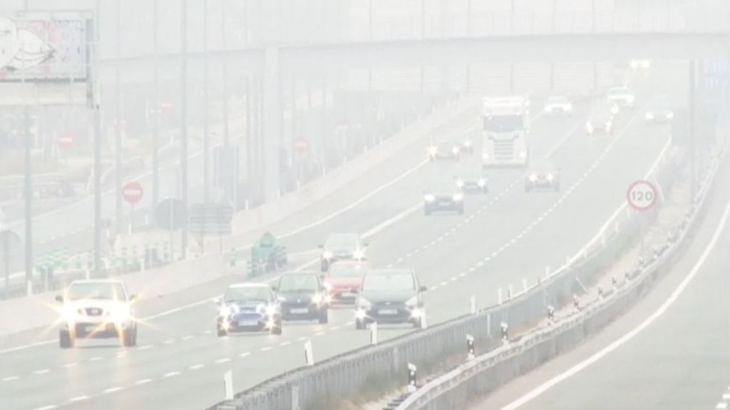 Una densa niebla dificulta la visibilidad en las vías de acceso a Madrid