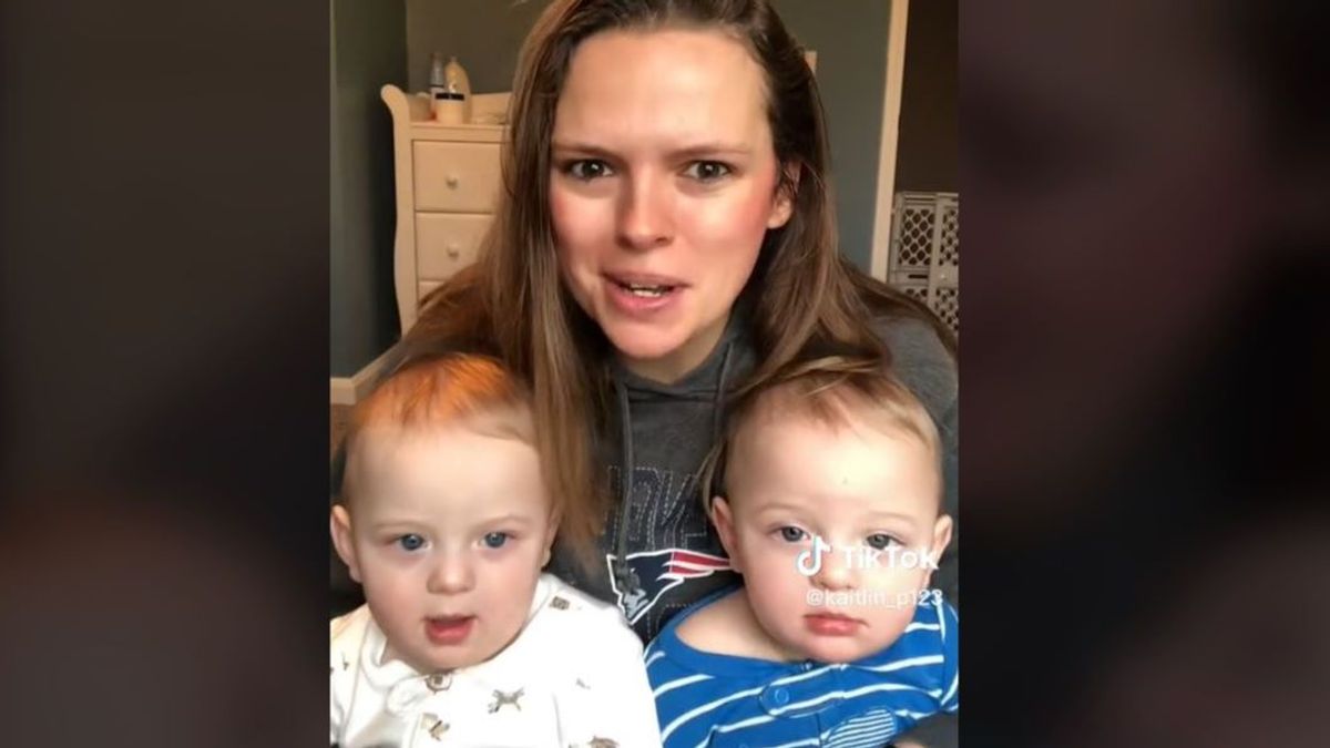 Una mujer muestra cómo diferencia a sus bebés gemelos