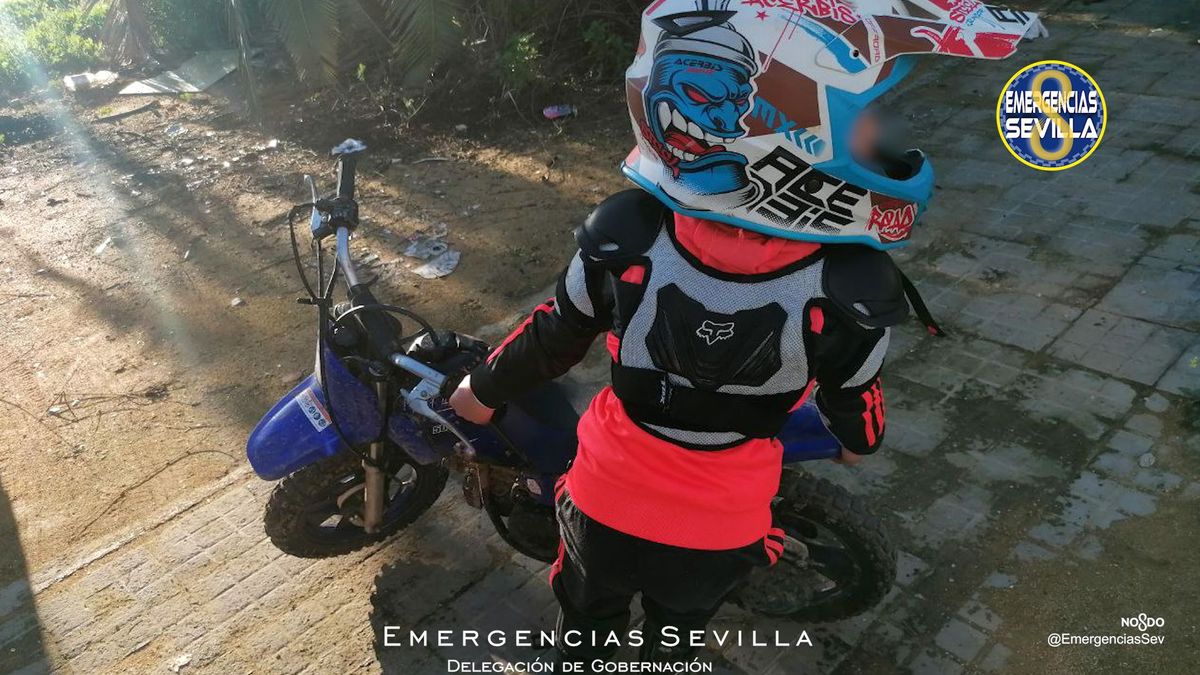 Agentes de la Policía Local de Sevilla han requisado una moto no homologada y sin seguro, que usaba un niño de 7 años