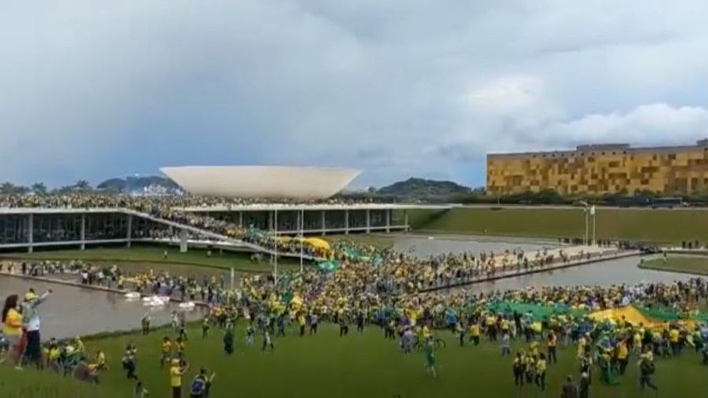 Simpatizantes de Bolsonaro invaden el Congreso brasileño en una manifestación contra Lula
