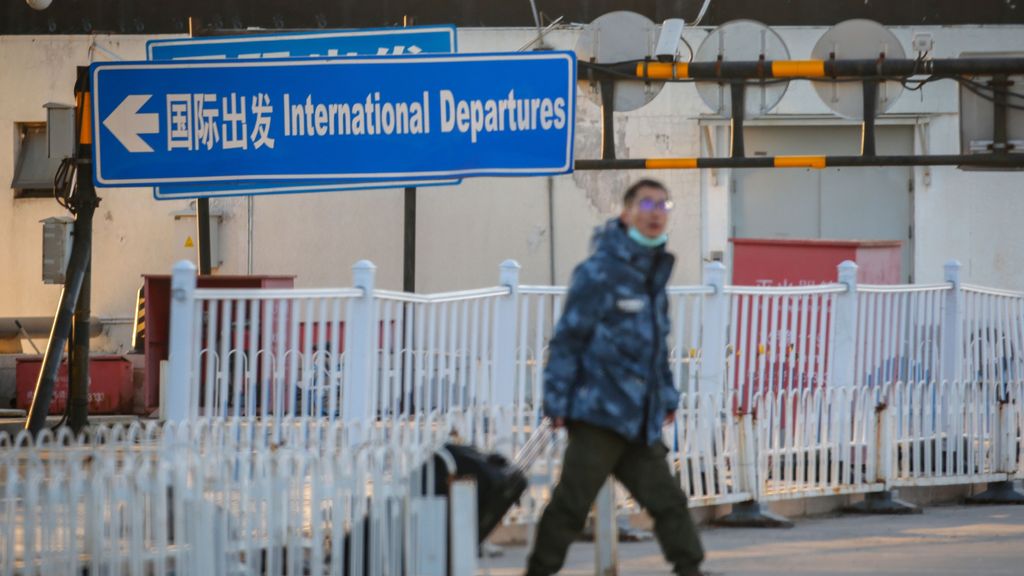 China reabre sus fronteras tras casi tres años de aislamiento por covid