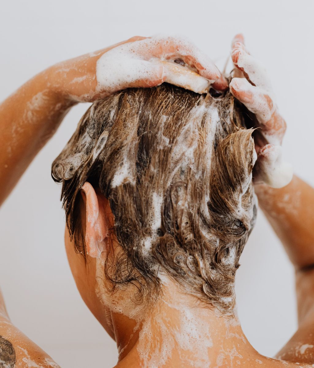 Espacia los lavados del cabello. FUENTE: Pexels