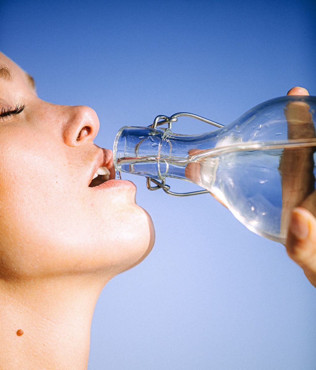 Haz del agua tu bebida favorita. FUENTE: Pexels