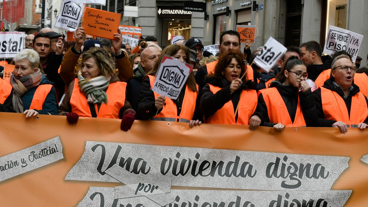 Manifestación de los vecinos de San Fernando de Henares afectados por las obras: "Ayuso responsable"