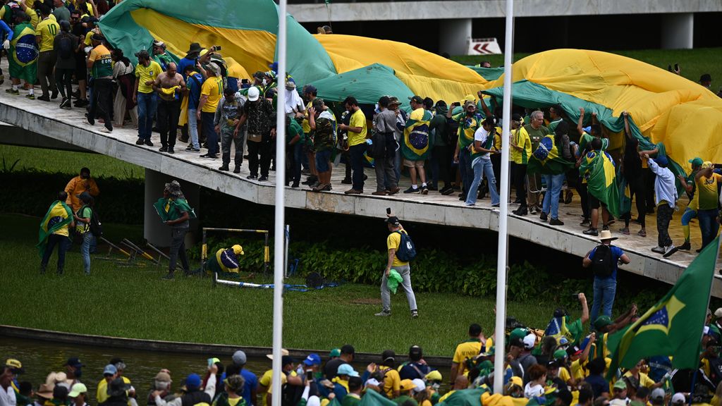El Congreso brasileño, invadido por simpatizantes de Bolsonaro: exigen la detención de Lula y la intervención del Ejército