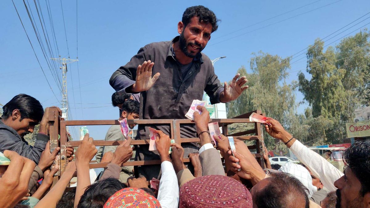 Reparto de harina a precio regulado en Pakistán en una imagen de archivo