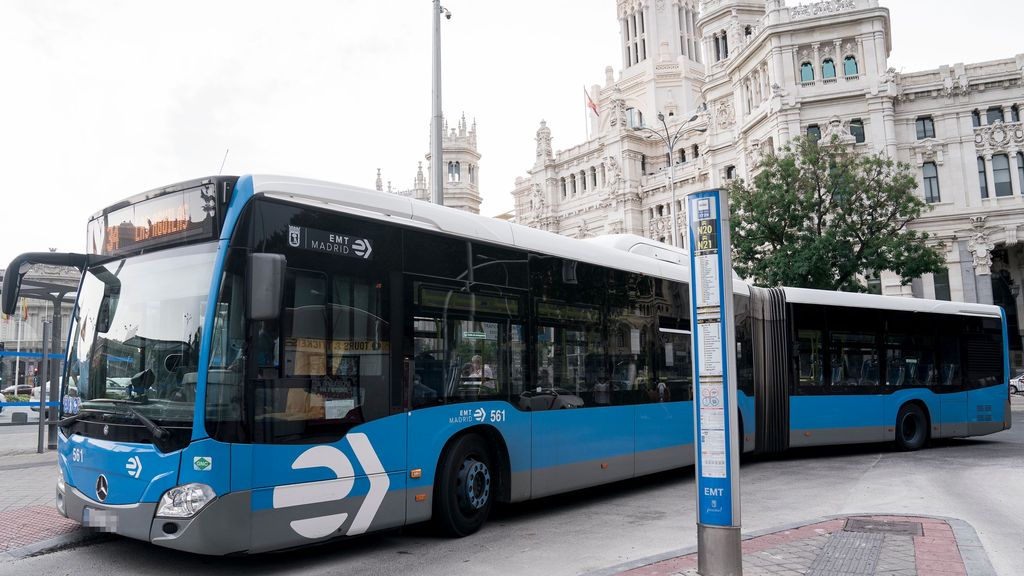 Un autobús de la Empresa Municipal de Transportes (EMT) en la plaza de Cibeles de Madrid