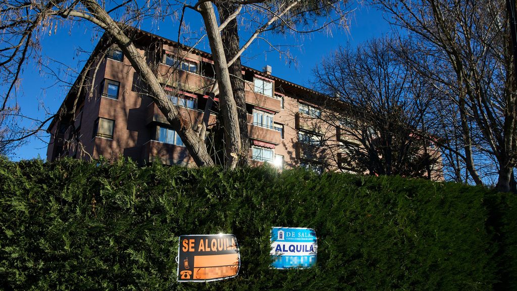 Dos carteles de alquileres de viviendas, a 4 de enero de 2023, en Madrid (España)