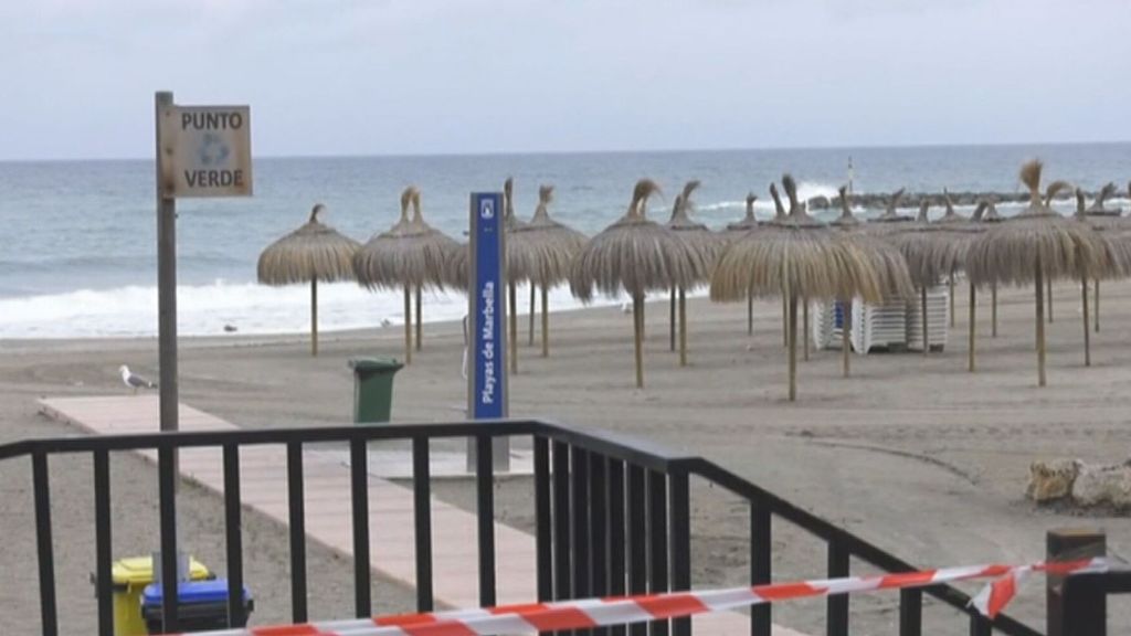 Encuentran un cadáver sin cabeza ni manos flotando en una playa de Marbella, Málaga