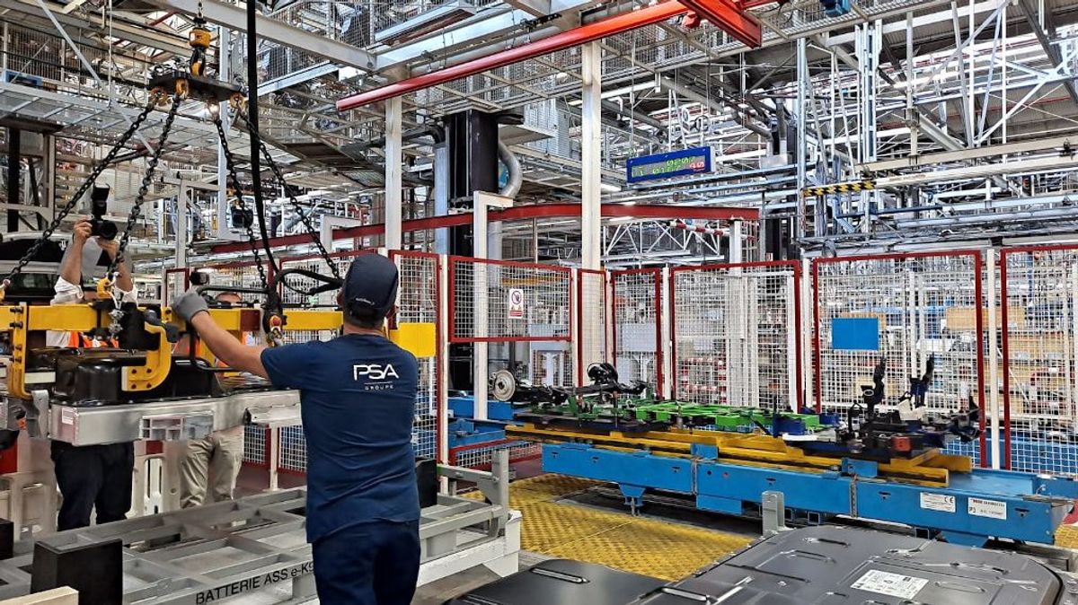 Un operario trabajando en la factoría de Stellantis en Balaídos, en Vigo (Pontevedra). Un operario trabajando en la factoría de Stellantis en Balaídos, en Vigo (Pontevedra).